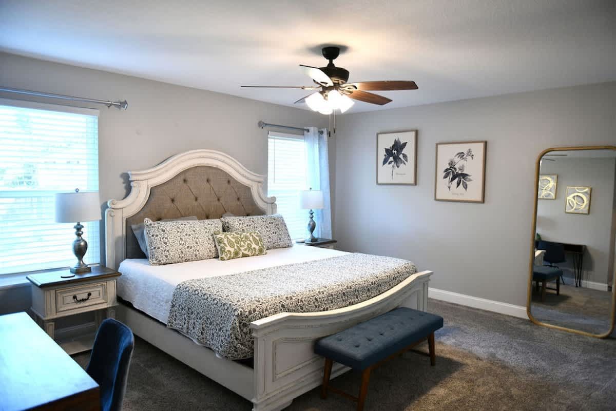 King bedroom with a tufted headboard