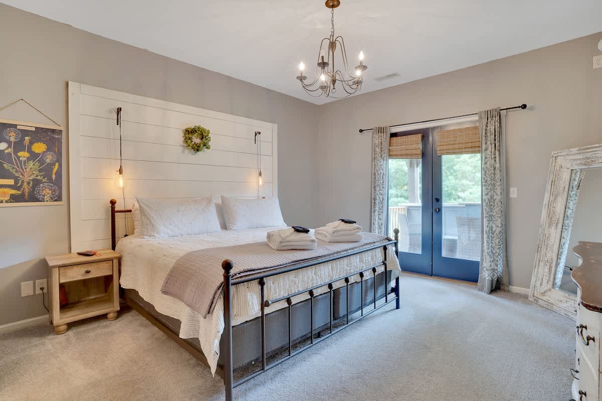 King bedroom with glass doors to the deck